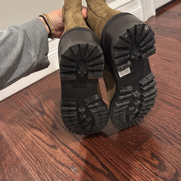 Worn a few times great condition 
Olive color - Picture 5 of 6